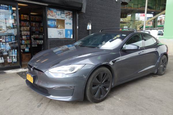 2022 / TESLA Model S / Long Range / Midnight Silver Metallic - $40,000 (Cobble Hill)63654711268355122