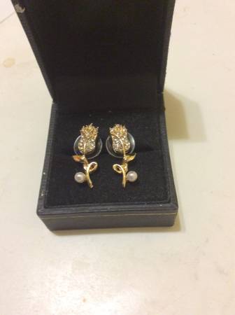 Beautiful Yellow Gold Filled Rose w/Pearl Stud Pierced Earrings 1