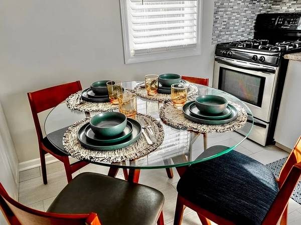 $1,200 / 1br - 830ft2 - One Bedroom Sublet - Dates Flexible (WASHINGTON)63511971023617128