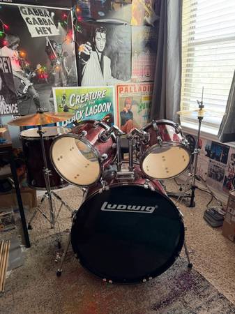 Ludwig BackBeat 5 piece Drum set with Hardware and Cymbols - Red Wine Sparkle 1