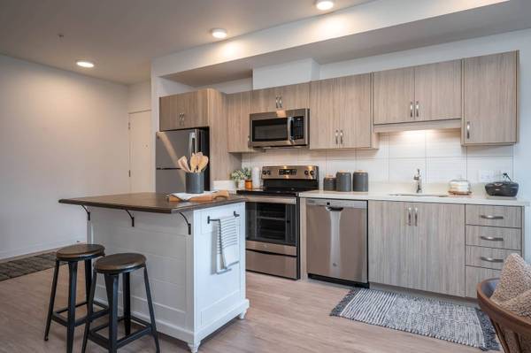$1,483 / 1br - 602ft2 - Make yourself at home! Beautiful 1 bed, 1 bath in Wood Village (Wood Village - 5 minute drive from 1,000 Acre Dog Park)63672671314817122