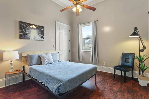 $225 / 3br - 1500ft2 - Lovely 3BD | Steps to St. Charles | Gated Parking (New Orleans, LA)63791898863875120