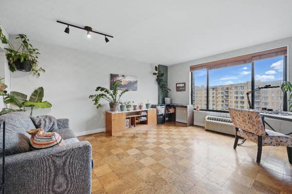 $2100.00 / 1br - 630ft2 - Upper level south facing one bedroom home in a prime location!63896276026242121