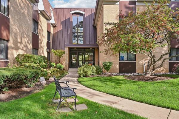 $227,900 / 2br - Naperville Condo Ready for Move in and Affordable at $227,900 (Naperville)64201220675203123
