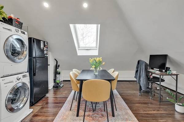 $1,600 / 1br - 750ft2 - Unique Condo (Boston)63690775711617122