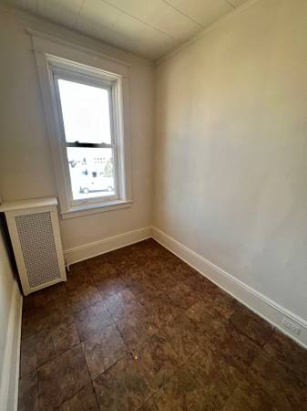 $2,700 / 3br - Amplio, 3 habitaciones + estudio/habitación de invitados, servicios incluidos, pisos de madera (Maspeth)63854193673987124