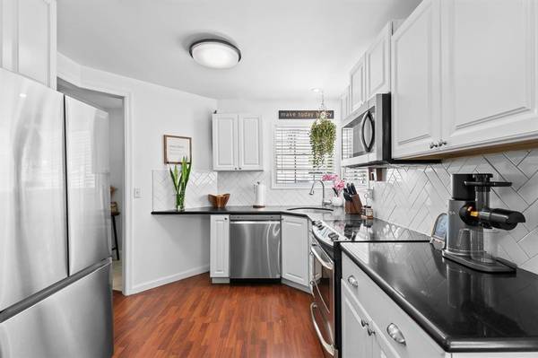 $399,000 / 2br - 1103ft2 - Move-In Ready 2 Bedroom 2 Bathroom Tropical Retreat! (West Palm Beach)63379613388929123