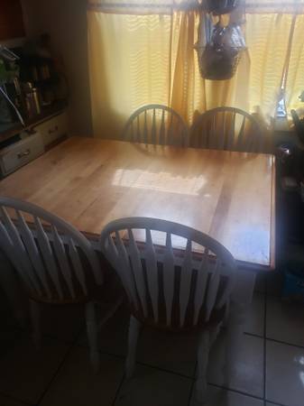 Kitchen Table w/ 4 Matching Chairs 1