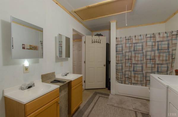 $950 / 1br - 890ft2 - Hard to find, new construction in the city under 120K on a corner lot! (Lynchburg)63851967497089121