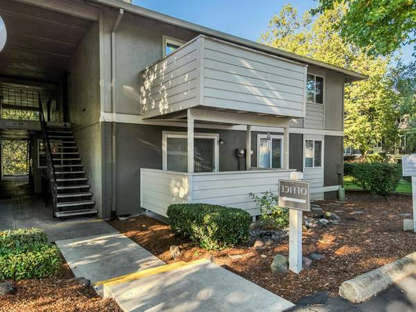$1,345 / 1br - SPECIAL: $500 OFF our 1 BEDROOM - Open Floorplan with Large Closets! (Tigard)63914856311298121
