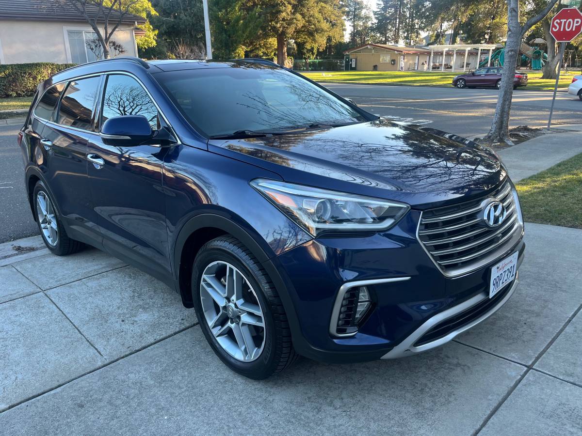 2017 Hyundai Santa Se ultimate seven passenger 2- own mint