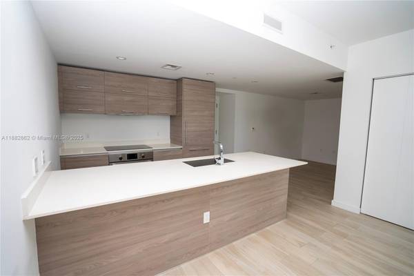 $6,000 / 2br - 1088ft2 - Bay Facing 2+Den with Sweeping Terrace! (DUA-Brickell)64001846913922123