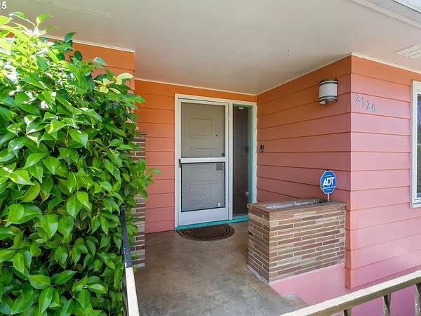 $474,999 / 3br - 1565ft2 - Beautiful 3 Bed, 2 Bath Home Offers 1,565 Sq ft! (Eugene Lane)63977277865859122