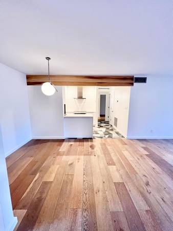 $1,660 / 2br - 1013ft2 - Chic Wood Style Flooring, Plush Carpeting, Convenient Car Wash (Scottsdale)64047709557251123