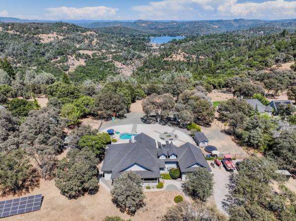 $1,089,000 / 3br - 2735ft2 - Stunning Single-Level Home on 5 Acres – Pool, Spa & Views! (Penn Valley)63952109514371121