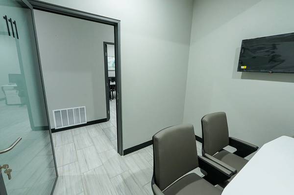 $550 / 100ft2 - Oficinas con ventanas disponibles, completamente amuebladas e internet incluido! (404 Airport Freeway Frontage Road)63867601523073124