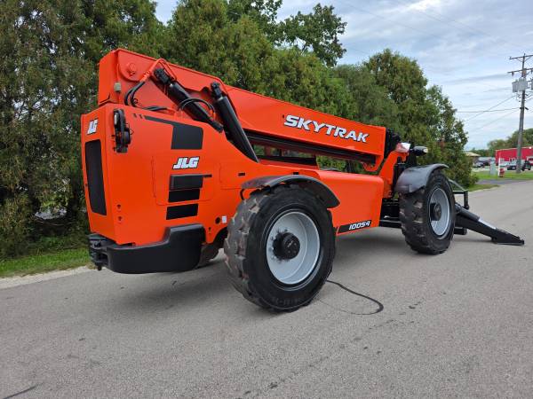 2018 SKYTRAK 10054 TELEHANDLER – 10,000LB CAPACITY – ONLY 2,891 HOURS! 1