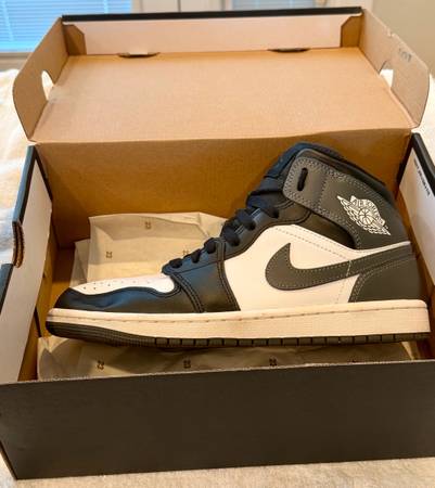 Air Jordan 1 Mid Black/Iron Grey-White in size 8 1