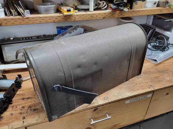 Medium-sized metal mailbox, brown, 8 x 9.5 x 21 in. 1