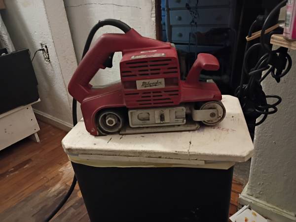 Milwaukee 3x24 heavy duty belt sander 1