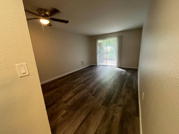 $1,699 / 1br - 680ft2 - 🚗 Prime Edmonds Location | Modern 1BR w/ In-Unit Laundry, & Balcony (Edmonds)63807984441603124