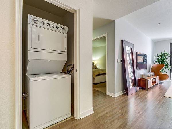 $1,030 / 1br - 600ft2 - Amplio y luminoso apartamento de 1 dormitorio y 1 baño, 9 Franklin St, CA (San Francisco)64055521054721124