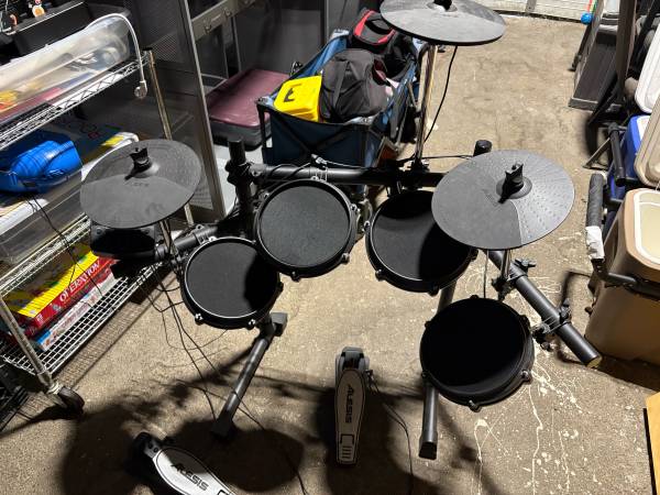 Alesis Nitro Drums w/Drum Throne 1