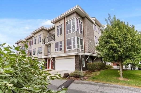 Midtown 2 STUNNER! This BRIGHT & SPACIOUS 3bd/3ba CORNER 1