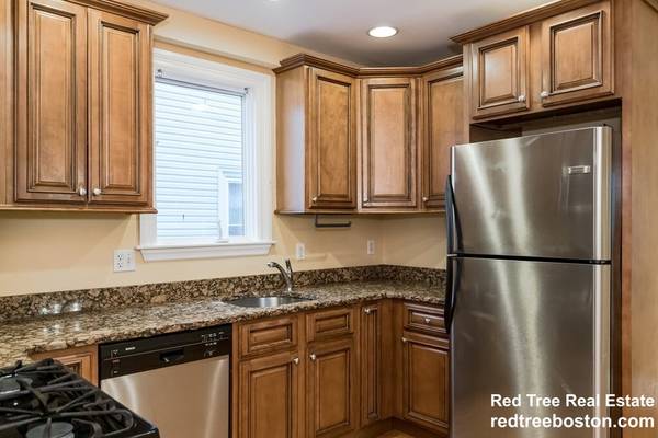 $3,150 / 2br - Wonderful 2 bed 2 bath in JP w/ laundry in unit, parking included!! (Jamaica Plain)63802072764161123