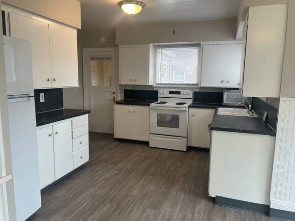 $2,150 / 3br - 1296ft2 - Charming 3-Bedroom Home! (Bellingham)63935322422147124