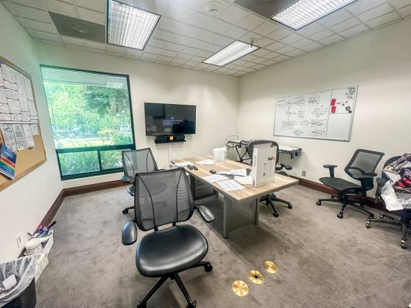 $1,615 / 1436ft2 - 🚪Executive Office Suite for Lease – Along Airport Road (Redding)63972529062275123