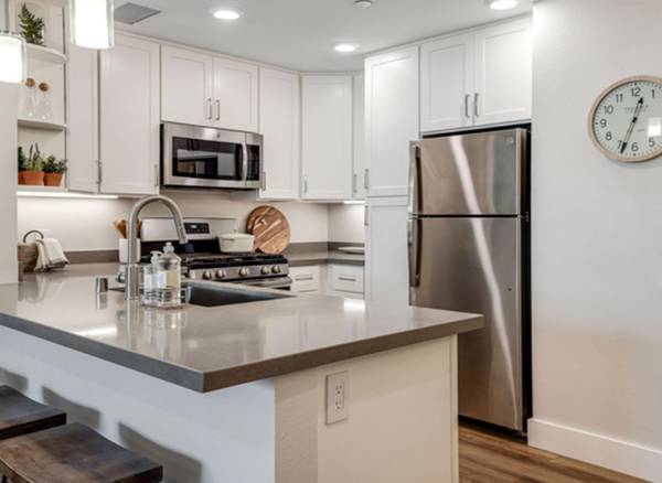 $3,095 / 2br - Unparalleled 2B Apartment with Track Light, 9ft Ceiling - Santa Rosa (Larkfield / Santa Rosa)63867927711363123