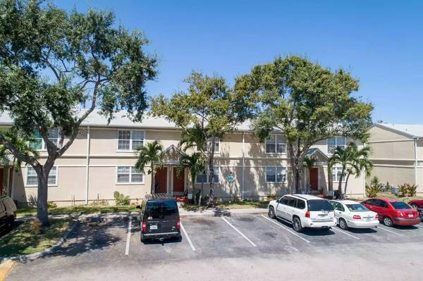 $2,950 / 4br - 1252ft2 - Pets Welcome! We accept indoor cats and dogs! Ask for details! (Lake Worth)64001847962755124