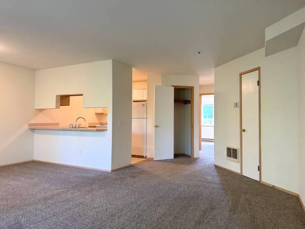 $1,550 / 1br - 736ft2 - SECOND FLOOR/ MOVE-IN READY, Private Balcony, Cat Friendly! (Bellingham)63920959709954123