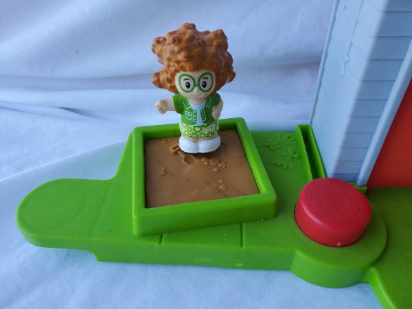 Fisher Price Pequeña Gente Garaje Juego de Actividad de Baloncesto - $22 (Tacoma)63439403627779124