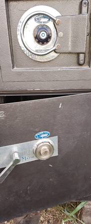 Two compartment floor safe 1