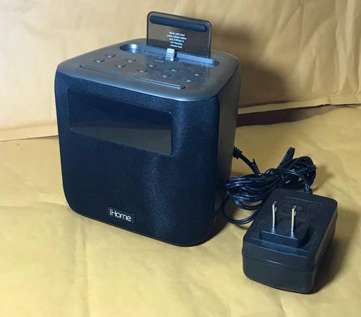 Estación de carga con reloj despertador iHome, radio FM e iluminación para iPhone - $30 (Union Square)63471466855683120