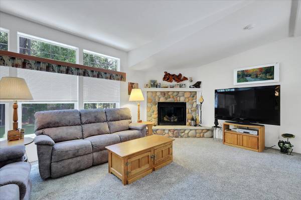 $245,000 / 3br - 2072ft2 - JUST REDUCED Undeniably Delightful! Manufactured in Grass Valley.63952110974082123