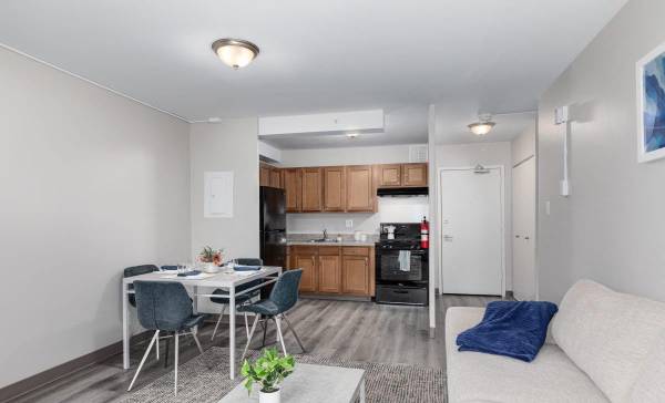 $1,575 / 2br - 790ft2 - Newly Remodeled, Great Location, Controlled Access/Gated, Concierge (Washington Highlands)63896277251458123