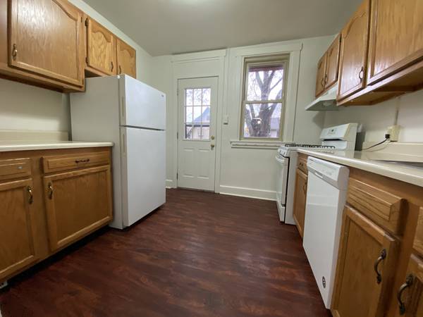 $1,785 / 3br - Rare 3 Bedroom Townhouse in Squirrel Hill! Covered Front Porch & Yard! (Squirrel Hill / Shadyside / CMU / Pitt / Pittsburgh)64013204203395120