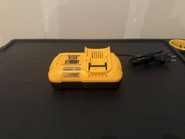 Used DEWALT DCB108 8amp Fast Charger 1