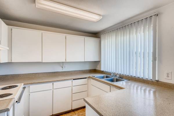 $1,525 / 2br - 843ft2 - 2BD 1BA, Assigned Parking, Open Floorplans (2710 NE Division St, Gresham, OR)63672636675073124
