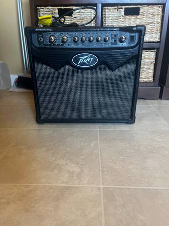 Peavy Vypr 15 Modeling Combo Amplifier 1