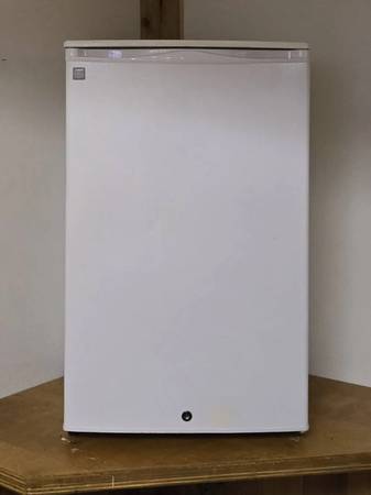 GE Mini Fridge 1