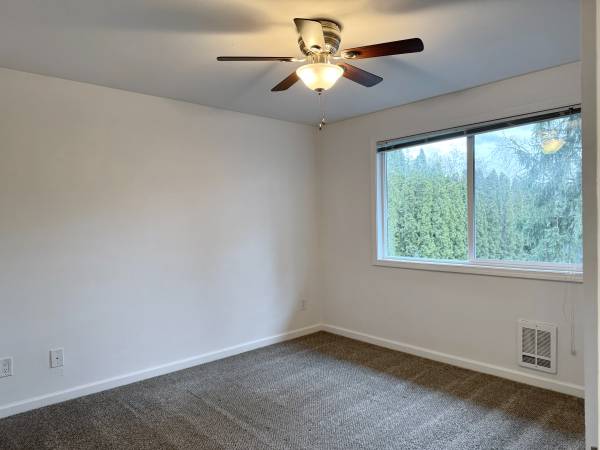 $1,500 / 1br - 624ft2 - GROUND FLOOR/CORNER, Move-in Ready! Cat Friendly! (Bellingham)63935190264450124