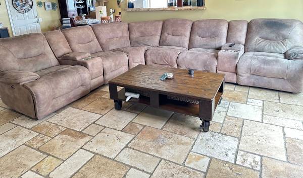 Large Power Reclining Sectional w/3 Recliner Seats