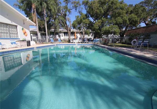 $124,000 / 2br - 890ft2 - Dunedin 2 BR/1 BA Condo – 55+ Douglas Arms – Piscina y salón social – $125K (Dunedin, FL)63980539163139121