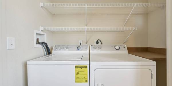 $1,417 / 2hab - Patio Comunitario Cubierto con BBQ, Techos de 9 Pies, 2 Habitaciones (4980 Copper Springs View, Colorado Springs, CO)63687083979907123