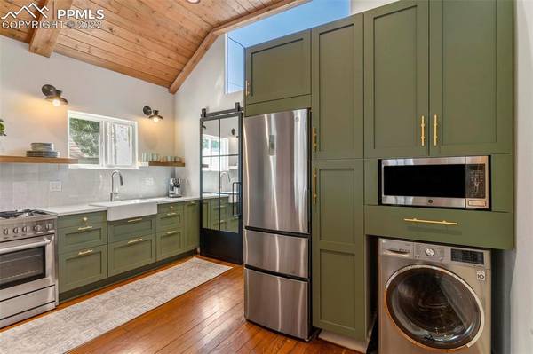 $1,300 / 1br - 848ft2 - Más grande no siempre es mejor, ¡pero esta ubicación es la mejor! Ubicado en (Manitou Springs, CO)63687136704899122