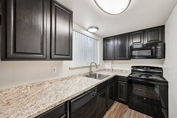 $1,395 / 2br - 950ft2 - 👻 Oferta Espectral: ¡Habitación de 2 Dormitorios + Despensa + ¡Mitad de Renta! (Denver)63849270352131122